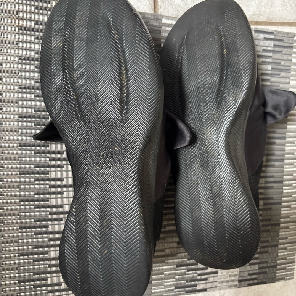 Like New Bobs Skechers Memory Foam Black Slip-On Shoes with Satin Bow size 9.5 - Picture 2 of 3